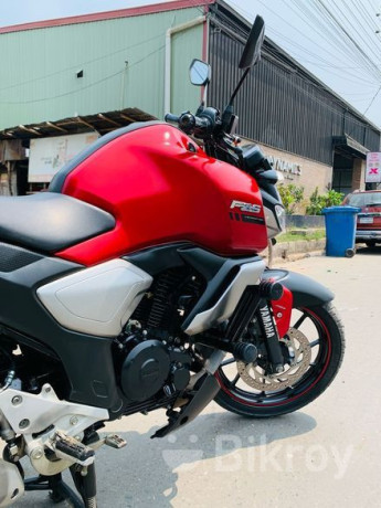yamaha-fzs-v3-deluxe-2024-big-1