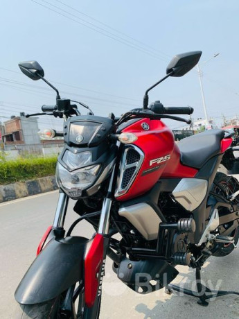 yamaha-fzs-v3-deluxe-2024-big-0