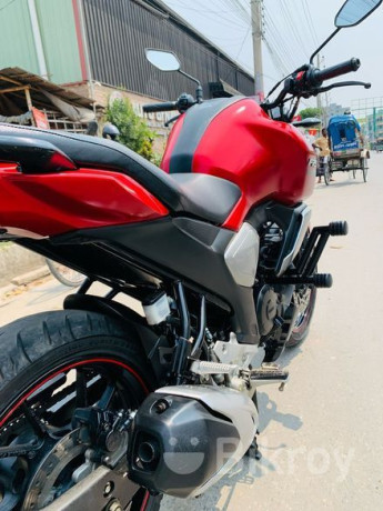 yamaha-fzs-v3-deluxe-2024-big-4